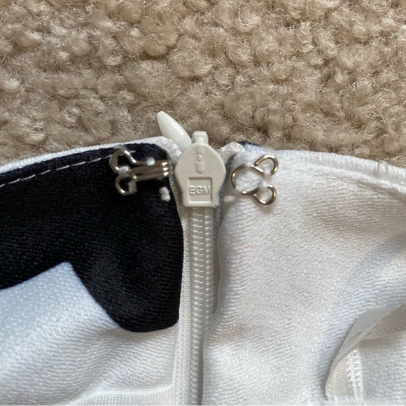 Cow print skirt with small slit - Picture 7 of 9